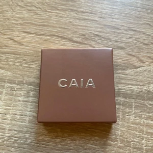 Ögonskugga - Matt svart ögonskugga från Caia som heter Marrakech. Knappt använd. Kostar 155kr som ny. 