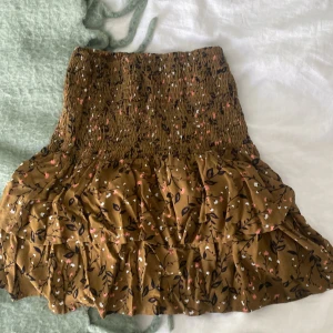 Kjol - Använt ett par gånger. I bra skick. Syns inte att den varit använd.