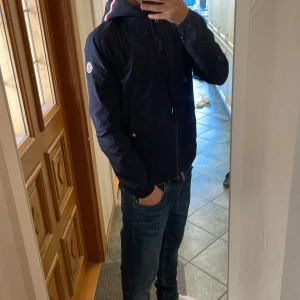 Moncler jacka  - En riktig fet moncler jacka. Nypris runt 8000 mitt pris 2399. Priset kan diskuteras vid snabb affär. Är även intresserad av byten. Tveka inte på att höra av dig💯😉