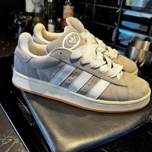 Adidas campus  - Säljer nu mina adidas campus! Säljes eftersom de ej kommer till användning. Skorna är använda ett fåtal  gånger och är därför i väldigt bra skick. (Säljer för 900 men kan diskuteras!!) 