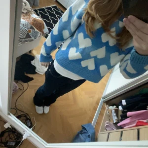 tjocktröja med hjärtan - En jätte mysig blå tjocktröja med vita hjärtan. Nästan oanvänd. Nypris: 300kr 💞