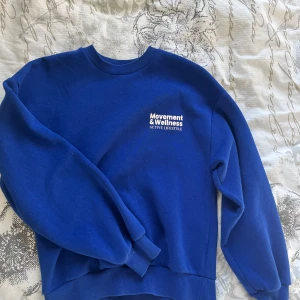 Blå sweatshirt från Gina - Säljer min blåa sweatshirt från gina tricot! Storlek xxs❣️ Litet tryck fram och större tryck på ryggen, inga defekter.