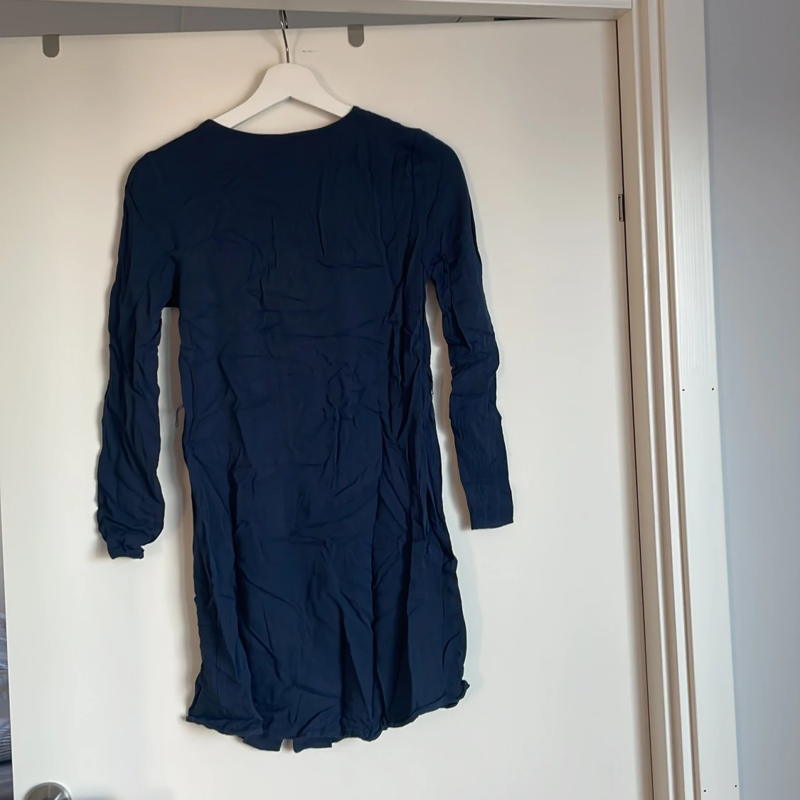 Marinblå klänning med knappar!  - 90