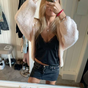 Kofta från Lindex  - Kofta från Lindex i s, använd fåtal gånger men endå tecken på användning, jätte fin lite ljus rosa färg som är perfekt nu till vintern nypris 400 