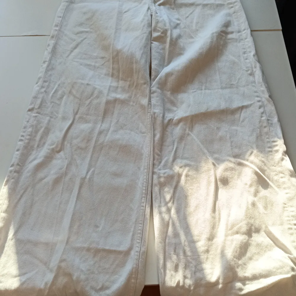 Helt nya jeans från H&M. Passade inte mig så säljer vidare. Byxorna är rätt så långa och utsvängda. Perfekt till hösten. Fläck fri och passar till alla outfits . Farkut & Housut.