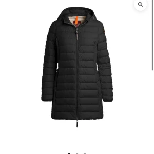 Parajumper jacka  - Köptes förra vintern, väldigt bra skick fortfarande. Köptes för över 5000. Storlek M men passar även S. Jätte skön jacka, perfekt för höst och vintern. Skriv för flera bilder. Kvittot kvar. En liten defekt bak till.