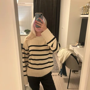 Randig stickad tröja  - Beige svart randig stickad tröja, väldigt fint skick, som ny🥰