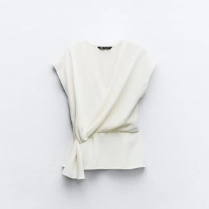 Zara blus - Säljer denna jätte fina blus från zara, i storlek s🥰