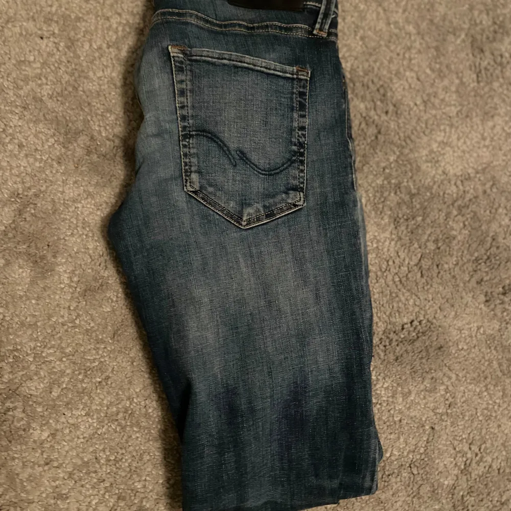 Tvärfeta slim/glenn jeans från Jack N Jones.  W29 L34 Personen på bilden är 183cm lång.. Jeans & Byxor.