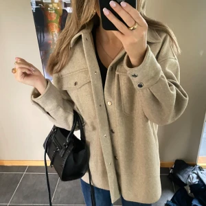 Jacka - Säljer denna jacka från zara. Bra skick, inga defekter.