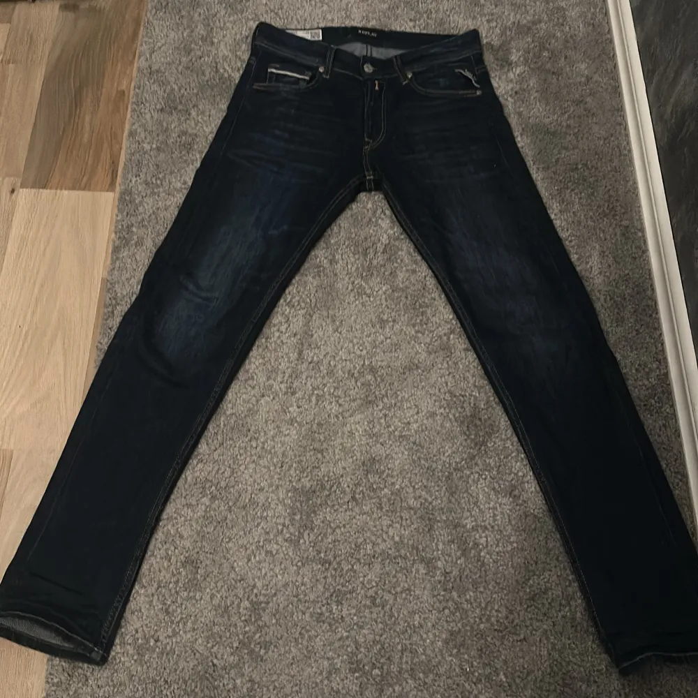 Feta blåa replay jeans W28 L30 Sitter gött, inte för skinny. Använda 1 gång och dom va lite för små för mig, SKICK:10/10/ NYSKICK. Nypris 1500 Mitt pris 599, pris kan självklart diskuteras. Jeans & Byxor.