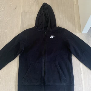 Nike zip up hoodie - Svart Nike hoodie, topp condition, barn XL/158-170. Original pris 400