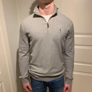 Ralph Lauren | Halfzip - Jätte fin Raffe tröja! | Mycket fint skick har en liten lagning på högra armen men inget som märks av i det stora hela! | Storlek M. | Ställ gärna frågor innan du köper!