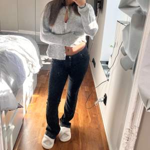 Säljer dessa snygga lågmidjade ”mörkgråa/svarta” bootcut jeans fråk bikbok då de inte används längre 💕   Waist M Length 33