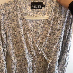 Klänning  - Har använd den här klänningen en gång den är en jätte fin blå klänning med blommor på ❤️