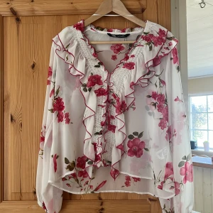 Somrig blus💗 - Säljer den här fina blusen då den inte rkt är min stil, knappt använd💗