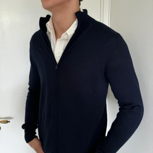 Dressman merino kofta mörkblå - Kofta från märket Dressman i storlek M - Material merino - Bra skick, inga defekter   - Modell på bild är 182/67kg.  - Hör av dig vid eventuella frågor!  Mvh  