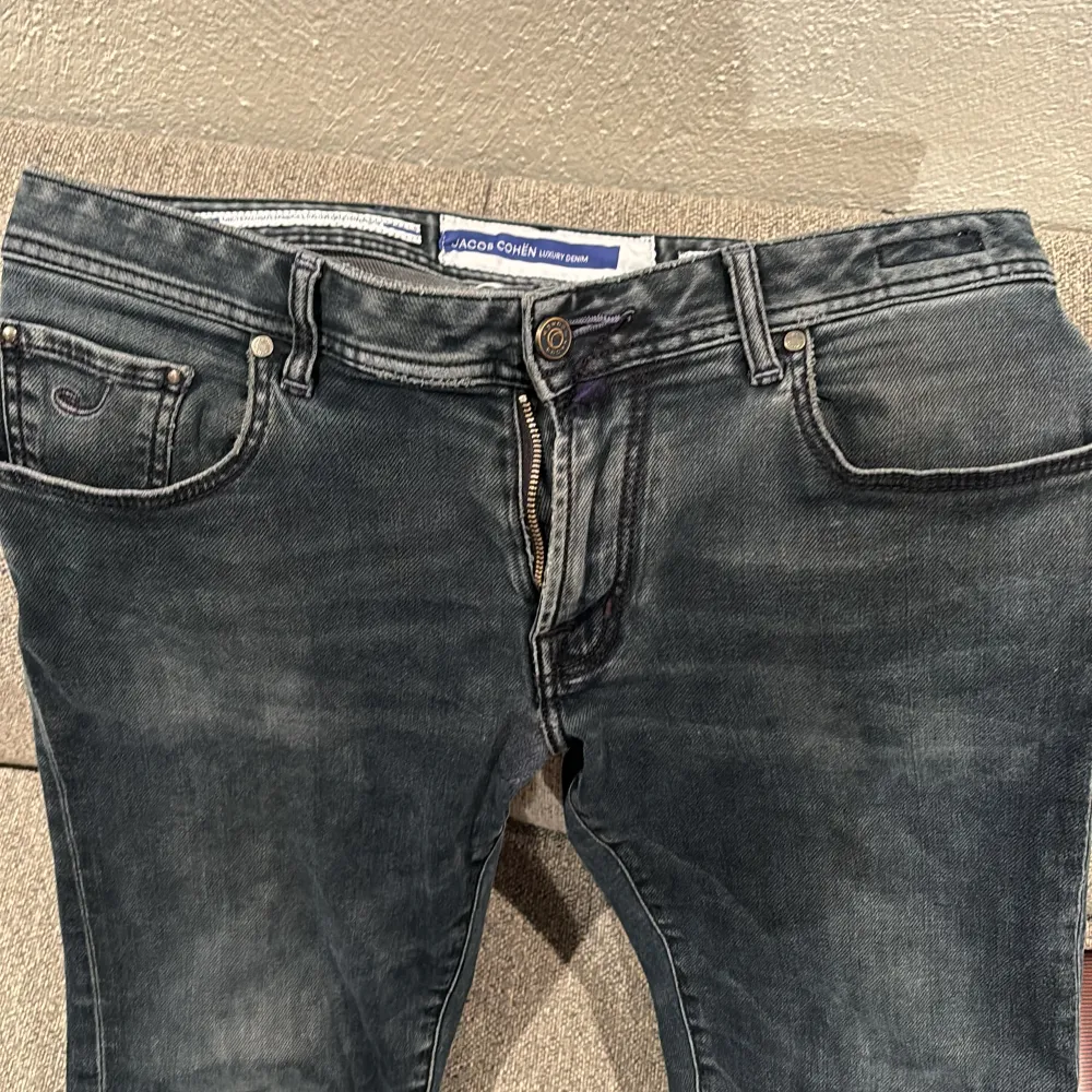 Asfeta Jacob Cohen jeans i storlek 33 Lagade på ett ställe av en skräddare, men syns knappt. Pris kan diskuteras!!!. Jeans & Byxor.