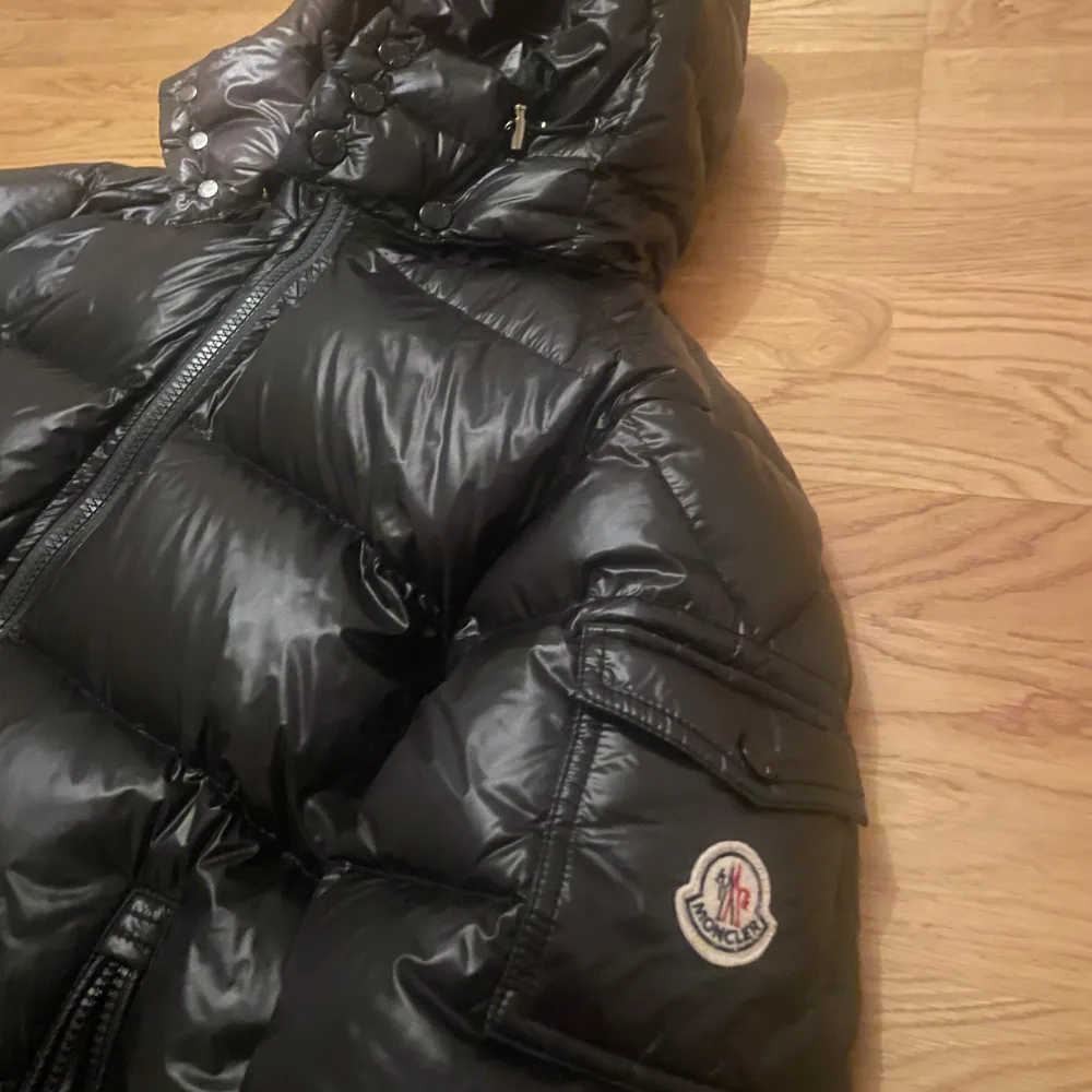 Den perfekta vinterjackan, i storlek 1 = S. Jag är 175cm. Innerlagret är avtagbart om man inte vill ha den kragen på osv. Tar man bort den ser det exakt ut som en moncler Maya! Den är i perfekt skick, jag kan lösa fler bilder!  . Jackor.