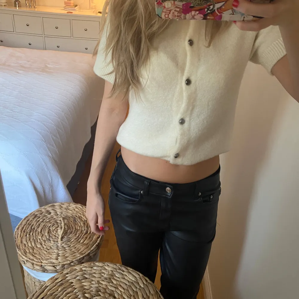 Innerbenslängd ca 82 cm  Midjemått ca 37 cm Jag är 167 och de är bra i längden. Jeans & Byxor.