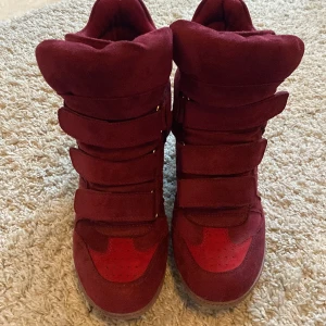 Isabel Marant liknande skor  - Jättefina vinröda isabel marant liknande skor i jättebra skick!! Skon är mera vinröd än det syns på bilderna! Skriv om du har några frågor , kom gärna med prisförslag också!🥰