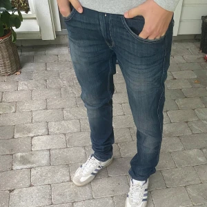 Replay Jeans - Ett par riktigt feta replay med populära modellen Anbass som sitter Slim🙌 | Jeansen är i skick 9,5/10✅ | Jag på bilden är 182  | Hör av er vid mer frågor ❗️