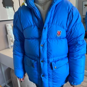 Fjällräven expedition XXS - Säljer min blå fjällräven dunjacka. Passar stl 38 