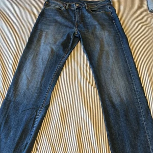 Levis jeans  - Gamal Levis jeans, trots det är den ändå i bra skick. W34, L32 