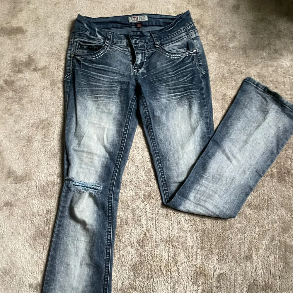 Jättefina lågmidjade jeans med fina detaljer! Köpta second hand.. Jeans & Byxor.