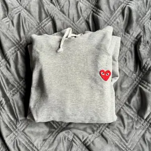 Riktigt snygg hoodie från comme des garcons i grå färg. Den är väldigt bra skick men passar s-m. Har tyvärr inte kvar kvittot då jag köpte den för några år sedan men den är 100% äkta!