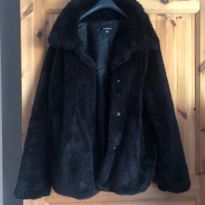 Jacka från Lindex storlek S - Fin mantel i päls i bra skick som passar bra för vintern. 🧥😊