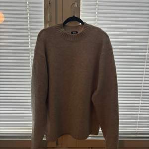 Stickad sweatshirt från uniqlo i beige. Storlek M passar L Säljer pga för stor för mig Den är i nyskick, endast testad. Priset ej hugget i en sten, skicka förslag.