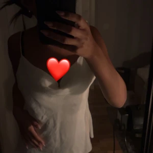 Zara topp i silke!  - en u-ringad topp från zara,med volanger längst ner. använd fåtal gånger, inga defekter och i stort sätt i nyskick. säljer pga använder den ej. säljs för 100kr. Storlek S. köparen står för frakten!! 