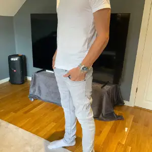 Hej! Säljer nu dessa riktiga snygga Dondup jeans i en sjukt fin färg. Dom är i modellen George vilket är dom populäraste. Storlek 30. Fint skick. Nypris på dessa jeans ligger på 3500kr Hör av er vid frågor eller funderingar💫🙌