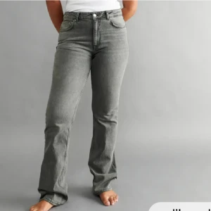 Gina jeans - Ginas full lenght flate jeans i storlek 34. Använda fåtal gånger. Brukar ha storlek 36 eller 34 i jeans och dessa sitter super bra på mig. Kom gärna med prisförslag 💗