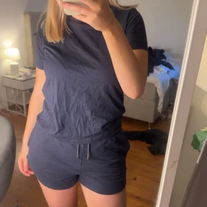 Pyjamas set  - Super fint pyjamas set ifrån hm! Endast använd fåtal gånger och är i super fint skick! T-shirt är i storlek S och shortsen i storlek M!❣️