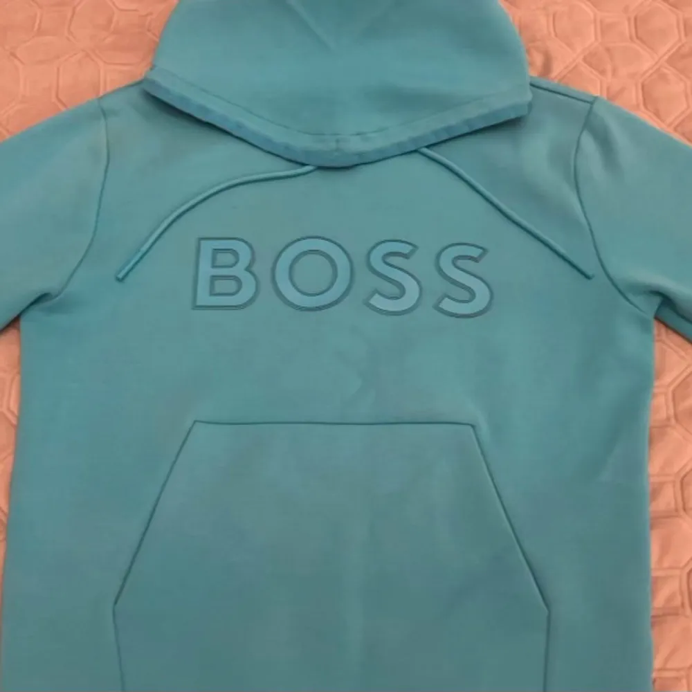 Tjena säljer min Hugo boss hoodie st M men passar även S, har använt den ett fåtal gånger köpte den för 2000kr säljer den för 799kr priset kan säkert diskuteras vid sanbb affär!!. Hoodies.