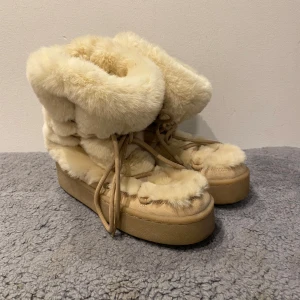 Pälsskor  - Eftertraktade skor med fuskpäls från H&M som liknar inuikii modellen, använda två gånger