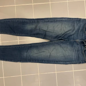 Lågmidjade jeans Levis - Inte använda på flera år men är i fint skick. Låg midja.