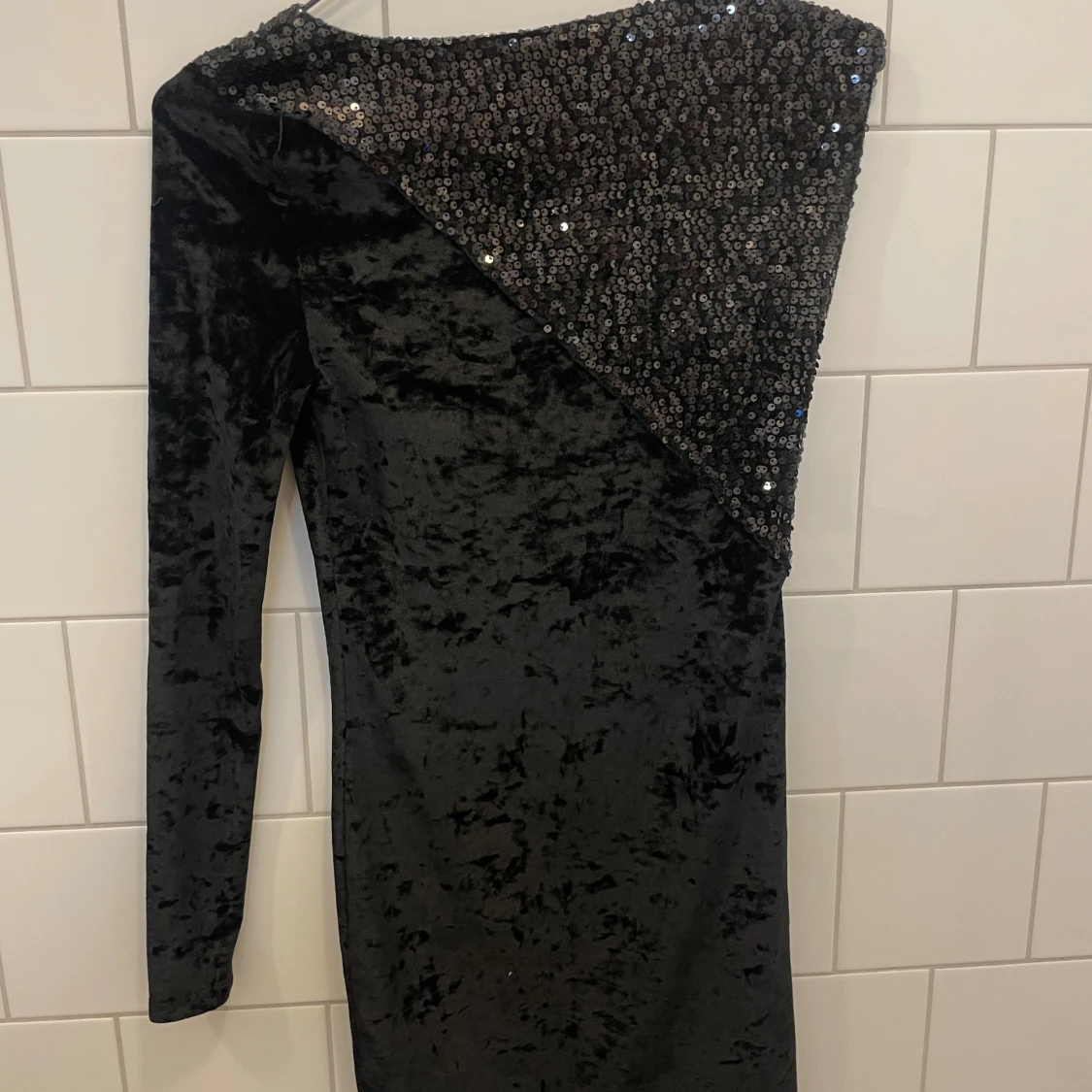 Glittrig festklänning - 91