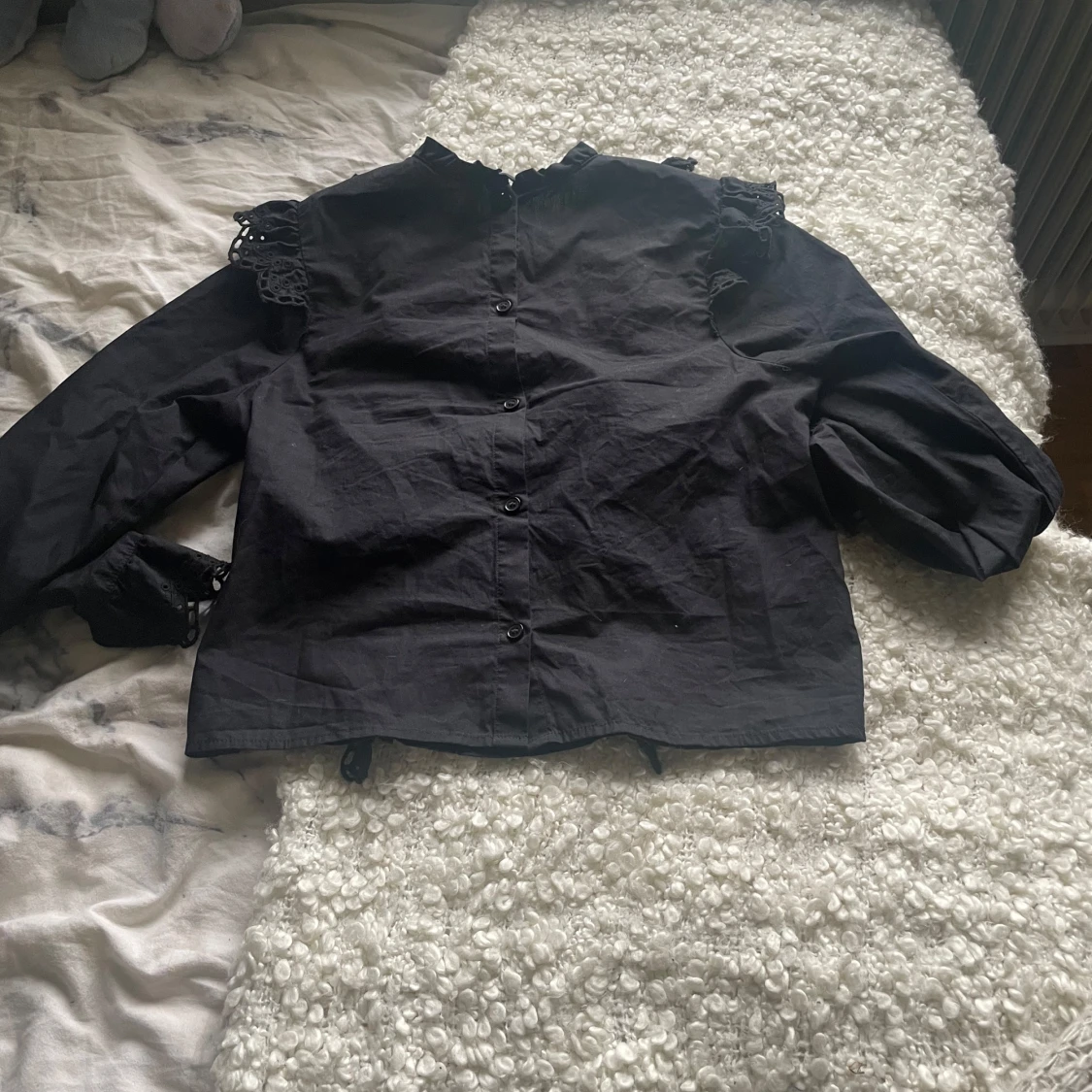 Svart blus med spetsdetaljer - 91