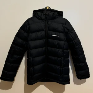 Peak Performance vinterjacka - Jättesnygg vinterjacka från peak performance använd varsamt och är i väldigt bra skick, säljer pga kommer ej till användning. 💞💞