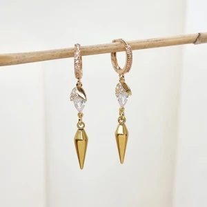 Handgjorda örhängen - Handgjorda örhängen●Följ :@ekjewelryofficial🤲 ● 💎Material- 100% rostfritt stål ●Örhängeskrokar -rostfritt stål och kristall. Nickel fri. Längd -4,5cm. Vattentåliga, ändrar inte färgen! 