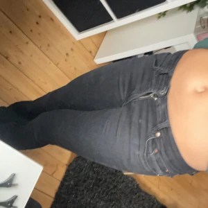 Lågmidjade bootcut jeans  - Passar mig bra i längden som är 175! 