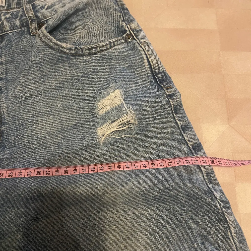 Jättesköna jeans i ”mom jeans” modell💗 Säljer pga inte min stil längre. Köpta på Hm för ca 3/4 år sedan men knappt använda, inga märkbara slitningar.🥰 Nypris 350kr☺️. Jeans & Byxor.