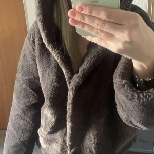 Pälsjacka - jättemysig pälsjacka från zara,säljer pga kommer inte till användning❤️‍🔥