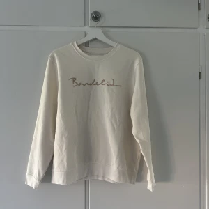 Sweatshirt från bondelid - Supermysig swetshirt som aldrig är använd. Krämvit i färgen. Prislappen finns ej kvar. Pris går såklart att diskutera💕