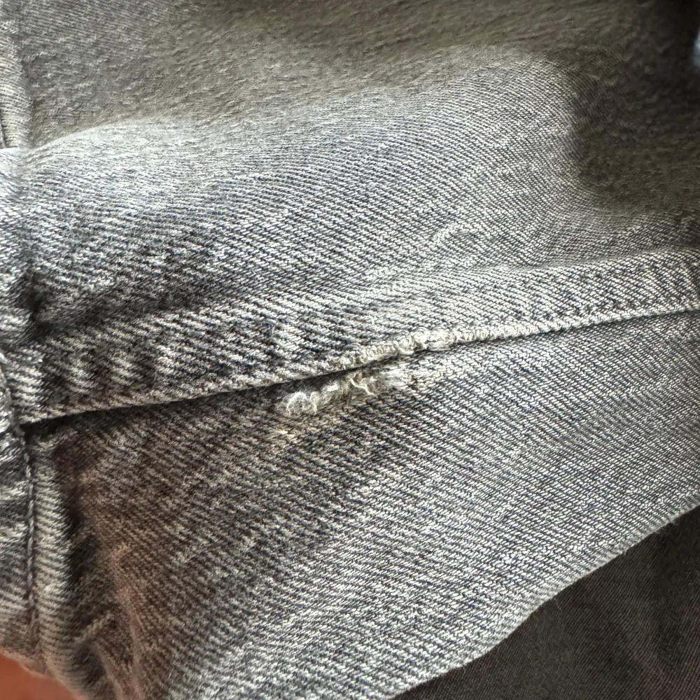 Snygga gråa baggy jeans från Vailent! Storlek XS men passar mig som brukar ha S-M/30 på jeans. Lite slitningar längst ner på jeansen, men inget över det naturliga! Se bild. Jeans & Byxor.