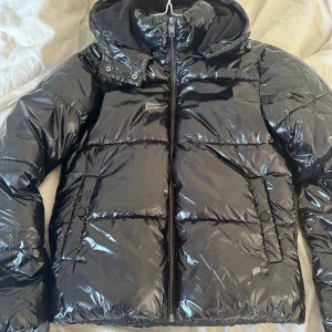 Snygg svart vinterjacka - Säljer nu min snygga, sköna vinterjacka då den inte kom till någon användning förra vintern för den inte riktigt var min stil som jag tänkte mig, hel och fin och helt som ny!  Nypris 799kr