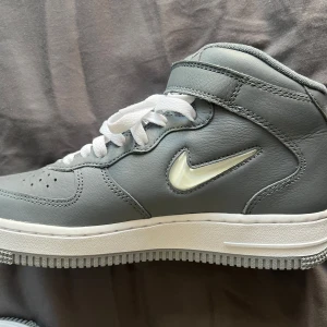 Nike air force 1 NYC  - Gråa och vita Nike, oanvända, för små för mig. 